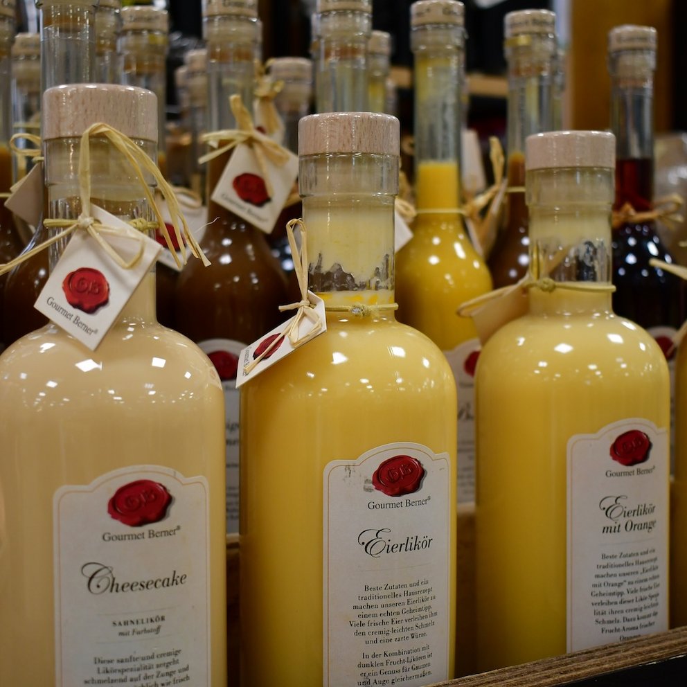 Mehrere Flaschen Eierlikör nebeneinander