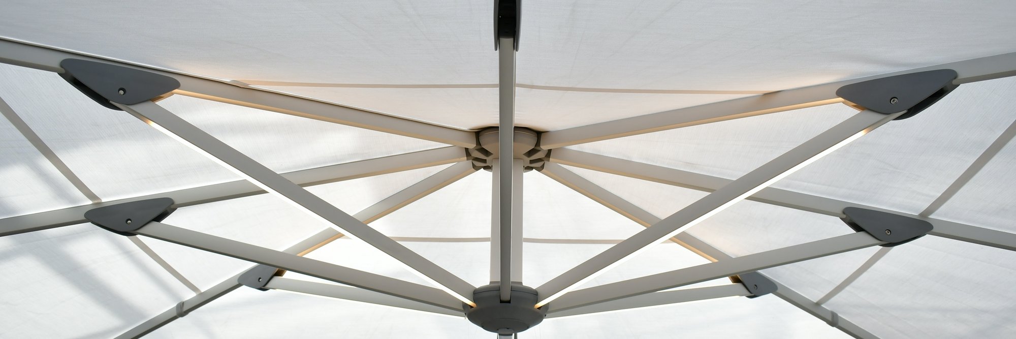 Die Innenseite eines aufgespannten Ameplschirms.