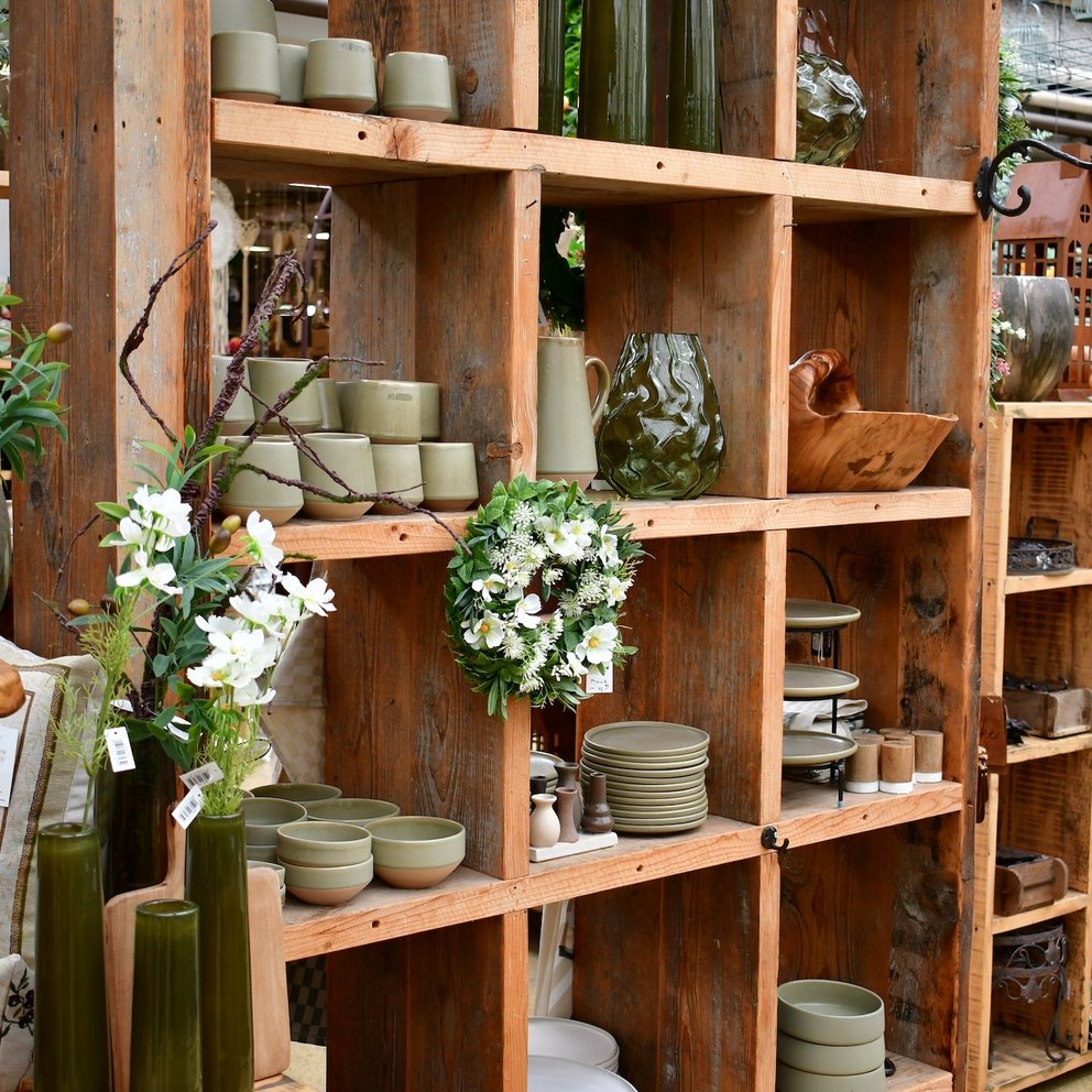 Geschirr und Dekoration in einem gedeckten Grün