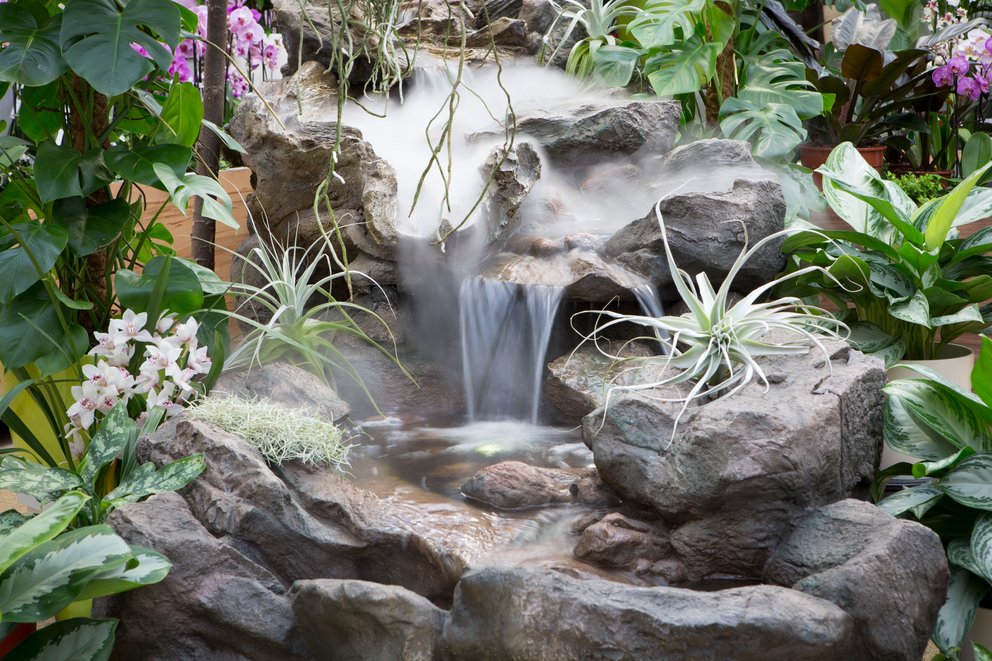 dingers-wasserfall Wasser plätschert einen Bachlauf hinunter