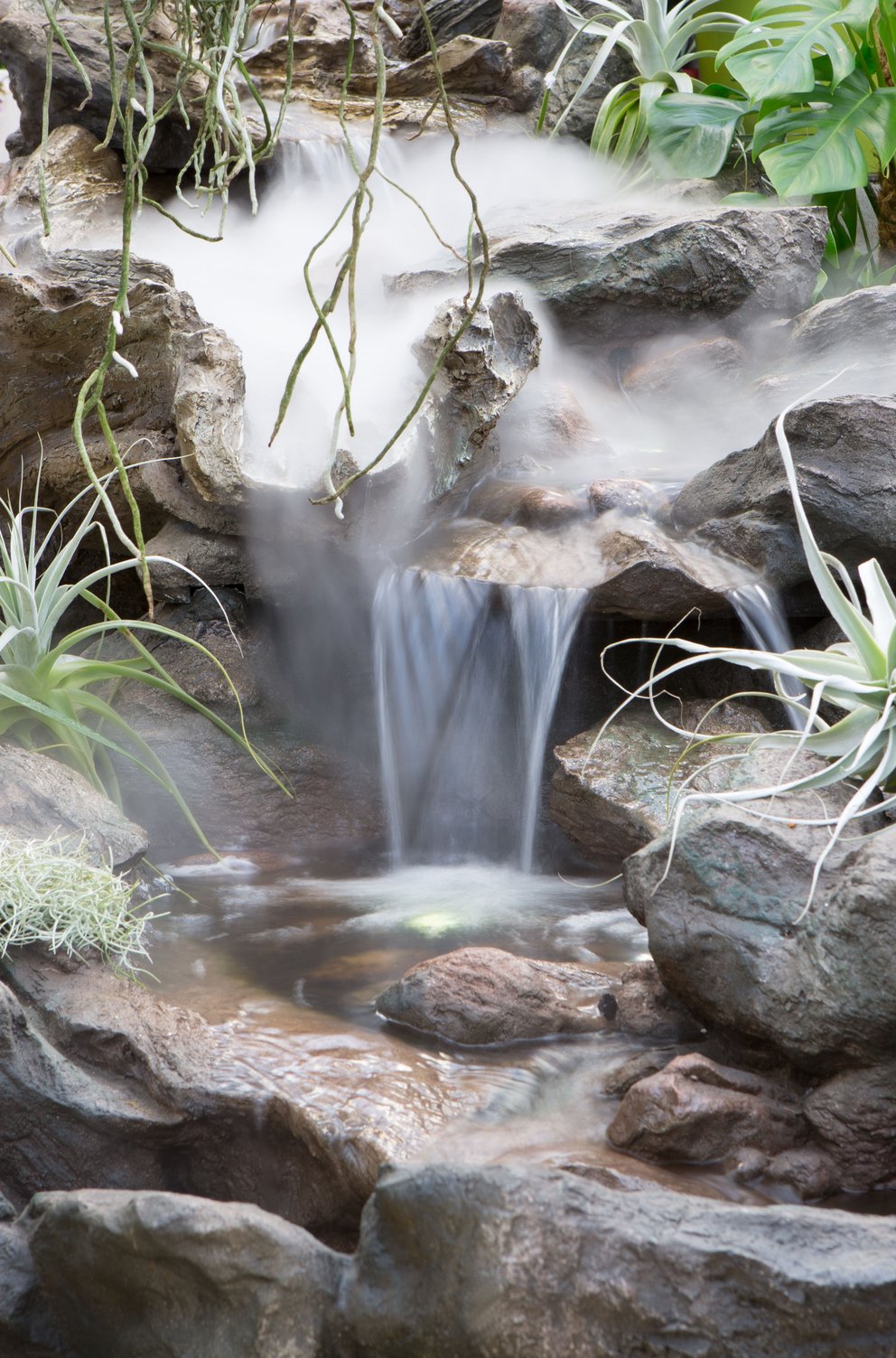 dingers-wasserfall Wasser plätschert einen Bachlauf hinunter