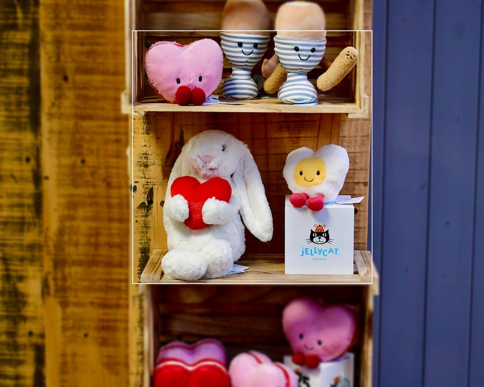 Jellycat Kuscheltier Regal mit Valentinskollektion