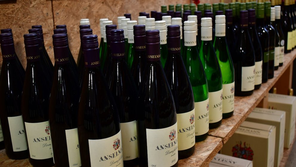 Weinregal mit verschiedenen Weinen von Anselmann
