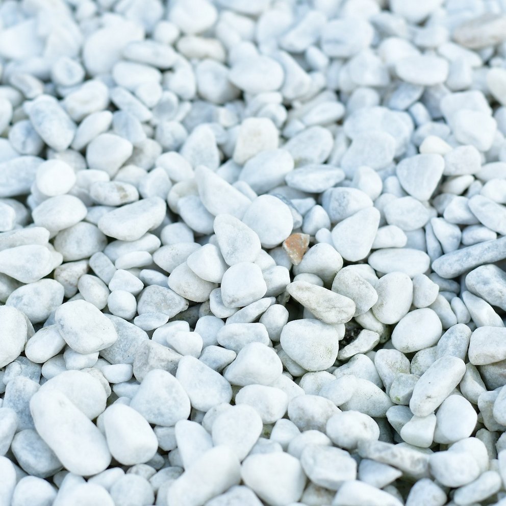 Ziersteine für den Außenbereich in weißer Farbe