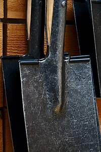 Spaten der Firma Krumpholz mit Logo