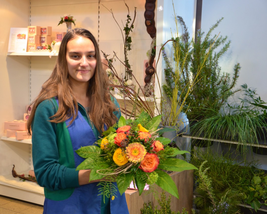 Floristik Azubi mit Blumenstrauß