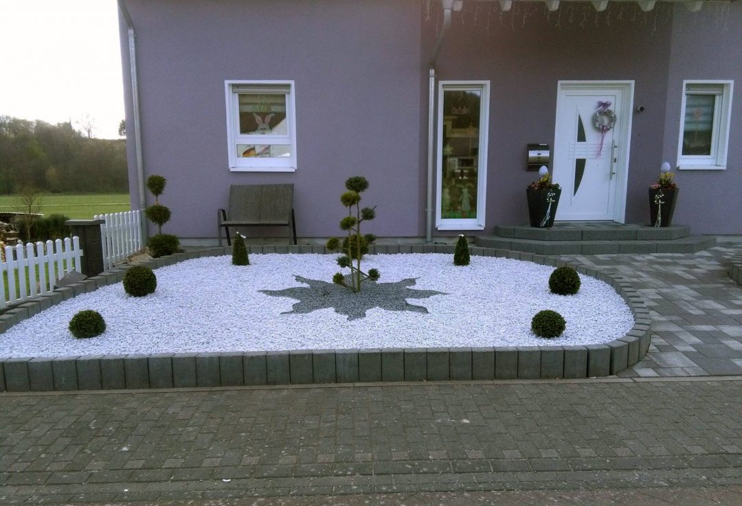 Vorgarten im Schottergarten Stil