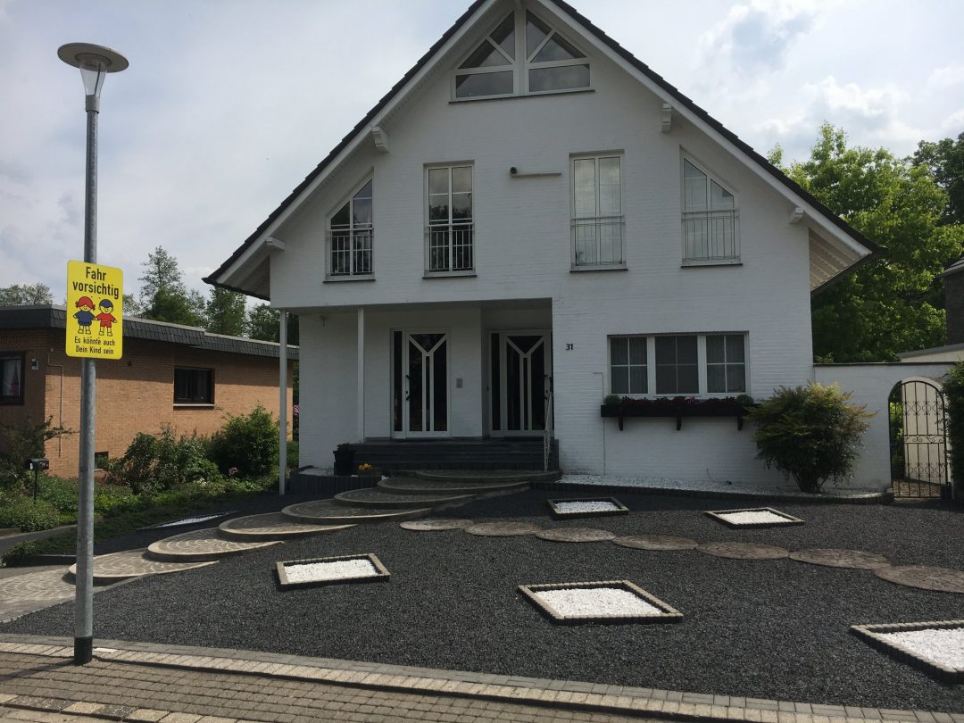 Vorgarten im Schottergarten Stil