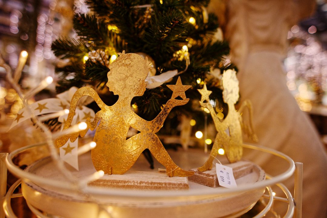 Mit Blattgold verzierte Engelsstaturen im Weihnachtsbazar