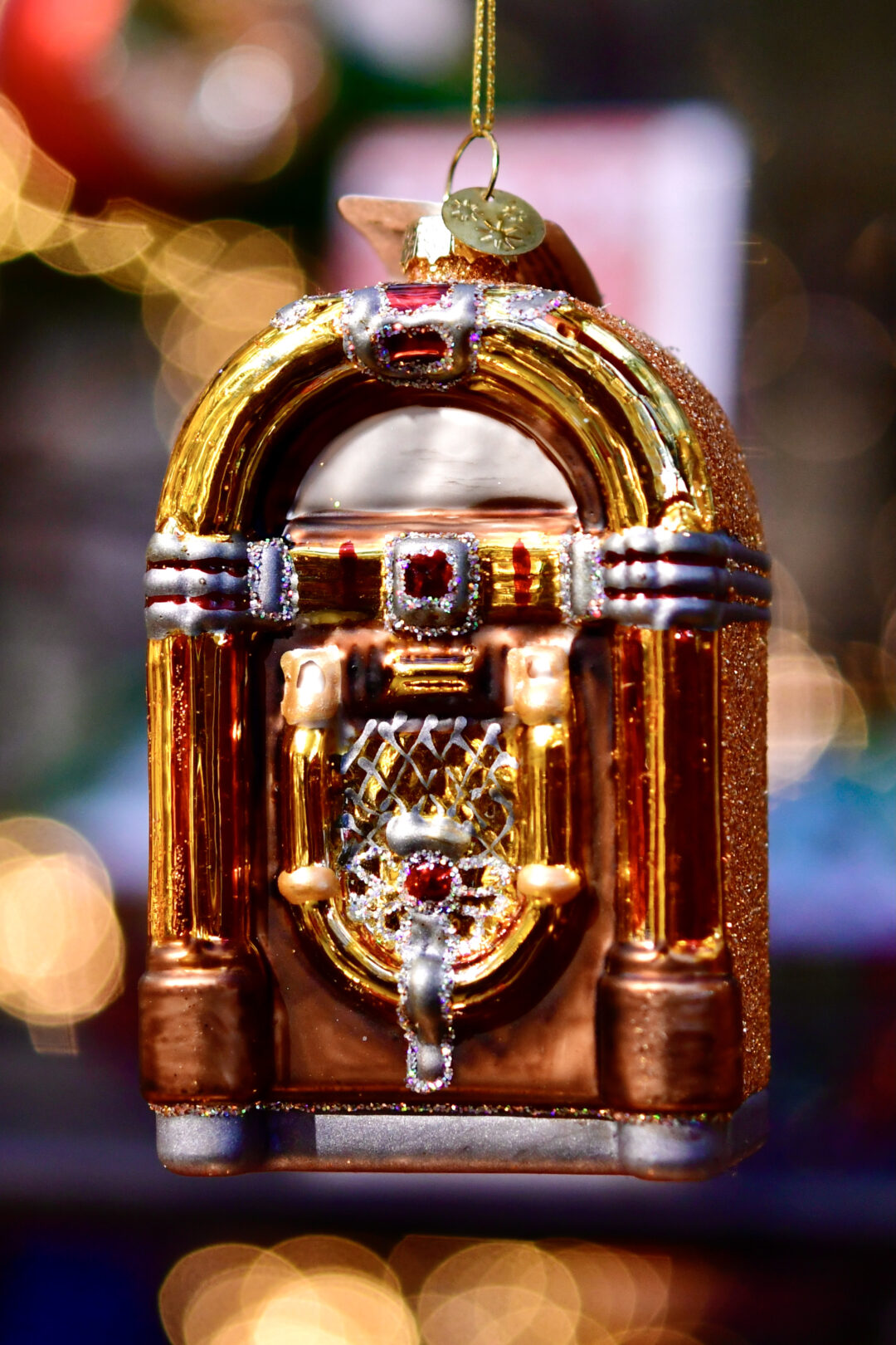 Christbaumkugel, in Form einer Jukebox. Unscharfer Hintergrund mit Bokeh Effekt