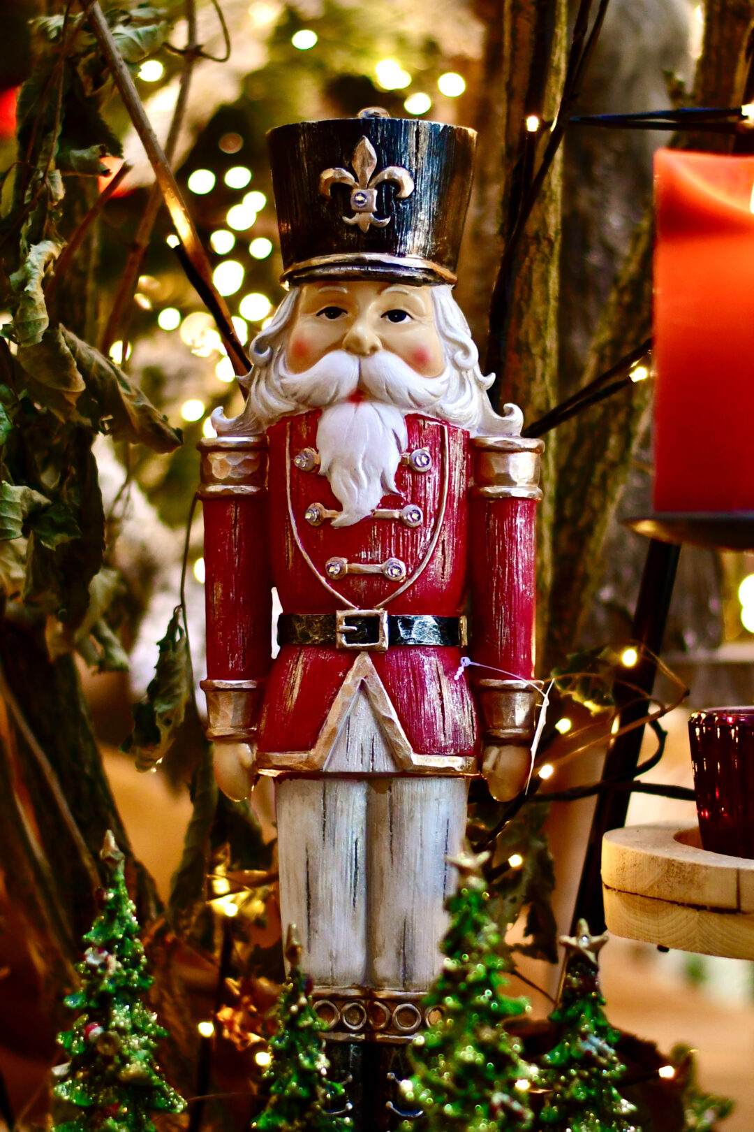 Eine Figur in Nussknacker Optik aus unserem Weihnachtsbazar, mit weißer Hose, rotem Oberteil und einem schwarzen Helm auf dem Kopf