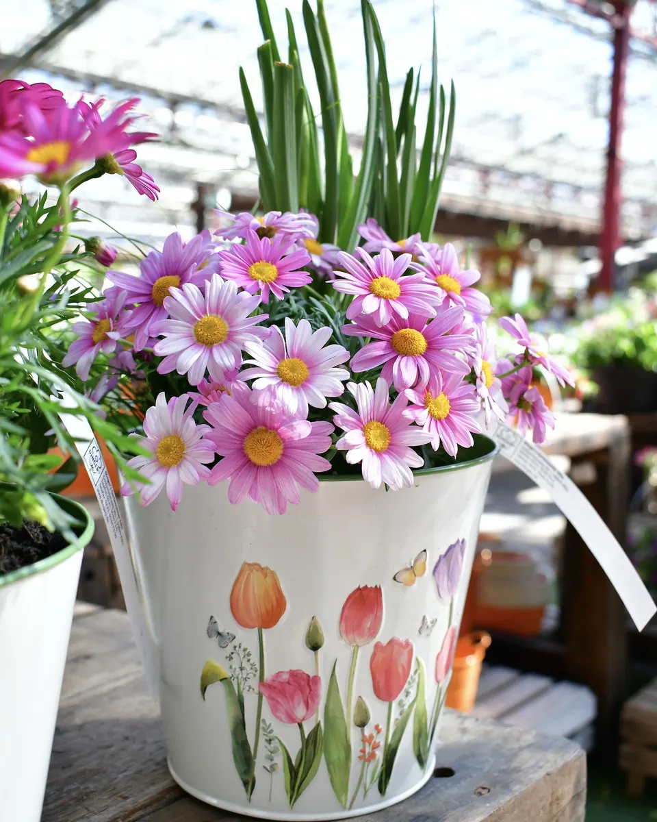 Bemalter Eimer mit rosa Blüten