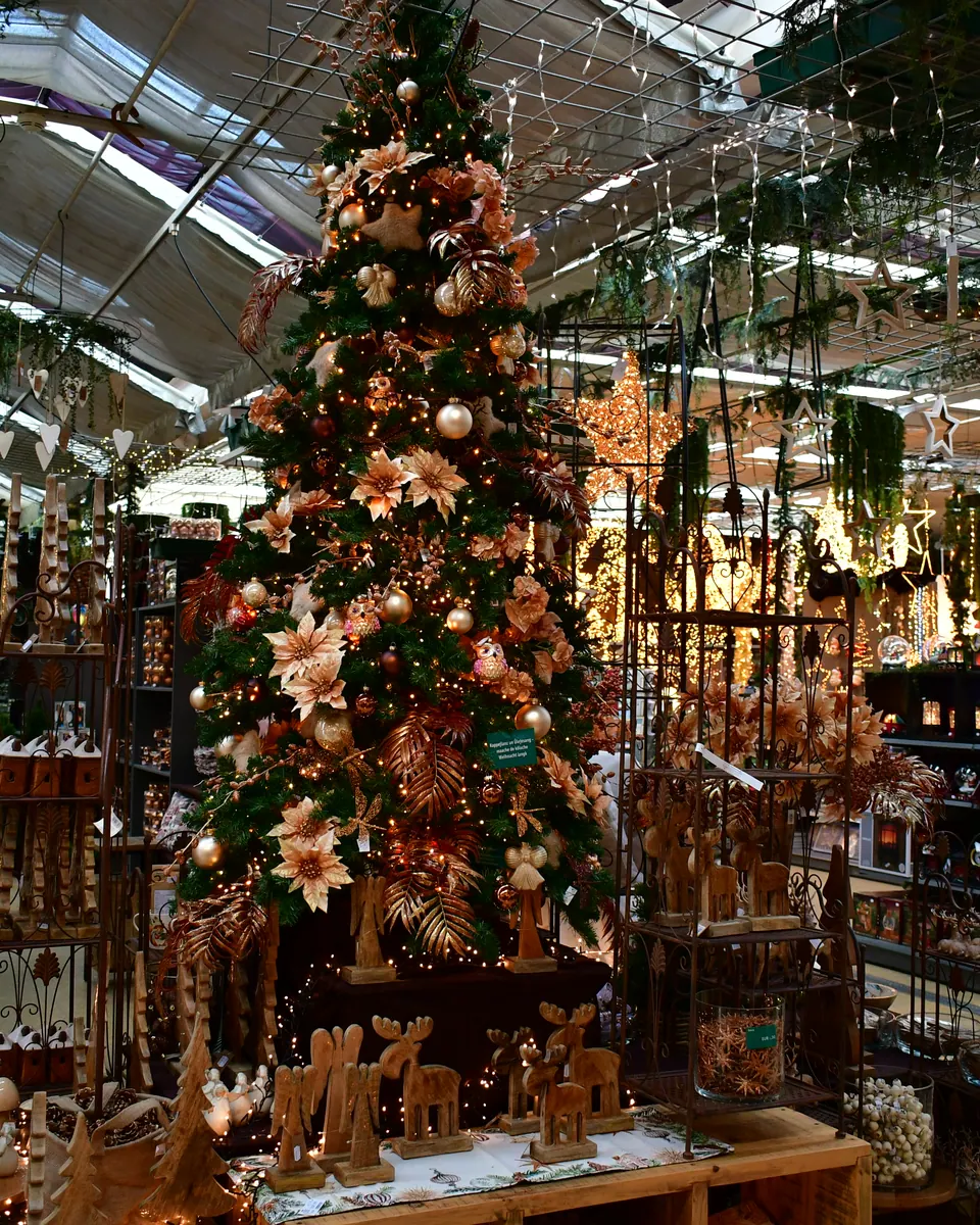 Themenbaum in Kupfer und Braun im Weihnachtsbazar