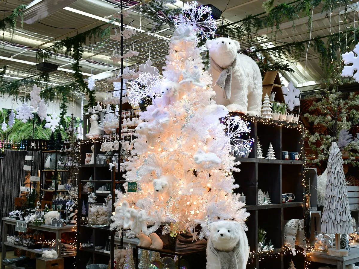 Weiß geschmückter Themenbaum im Weihnachtsbazar