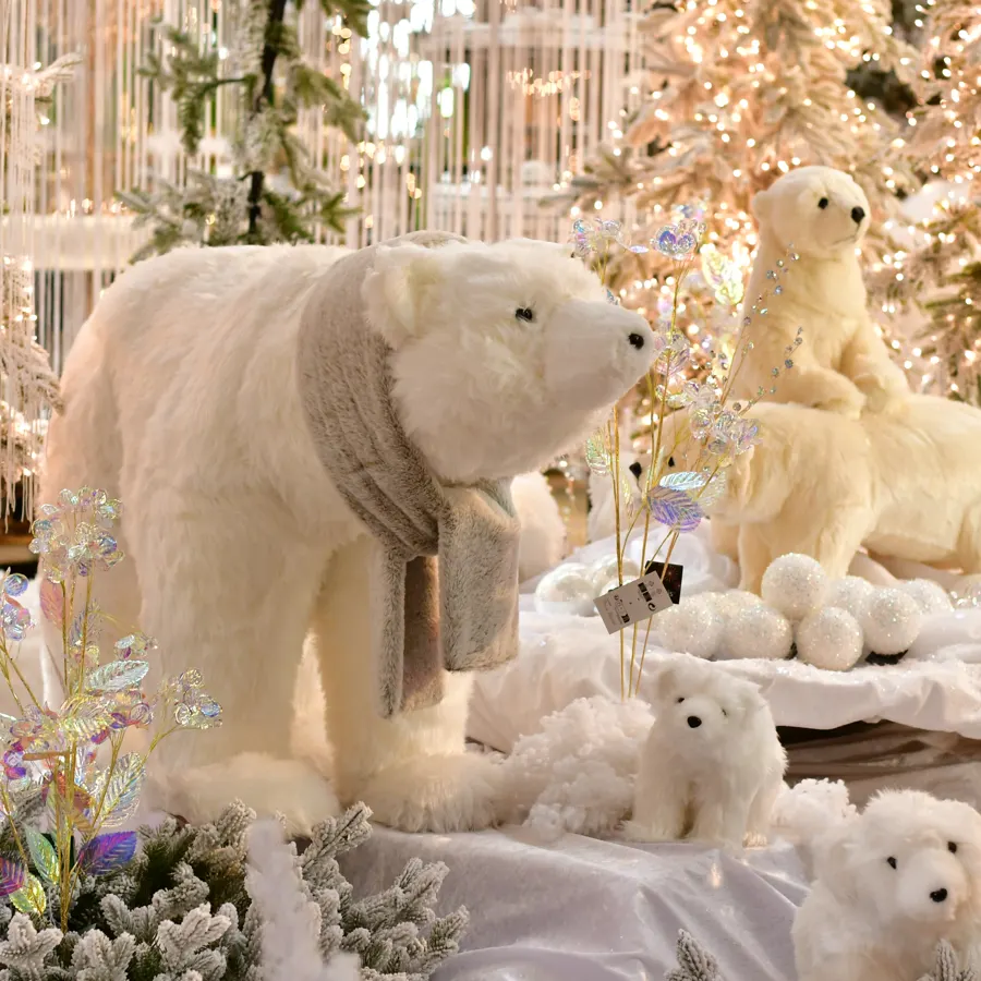 Eisbär-Figuren in einer weißen Winterlandschaft im Weihnachtsbazar