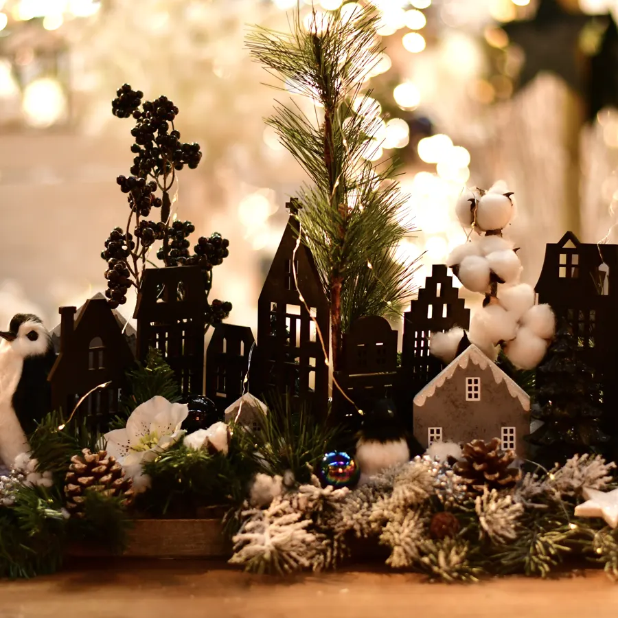 Adventsgesteck in Schwarz und Weiß mit Häuschen