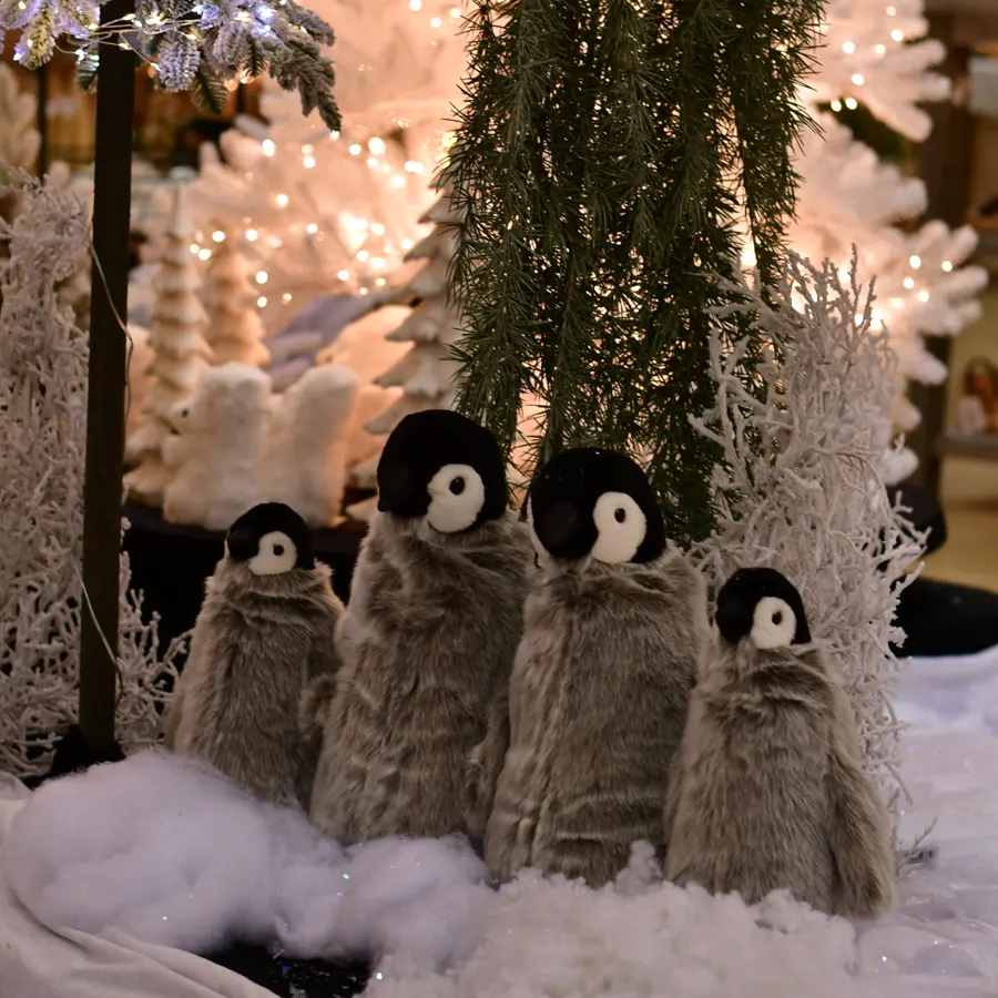 Pinguin-Figuren in einer verschneiten Weihnachtslandschaft