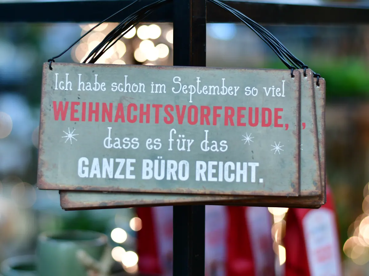 Deko-Schild mit einem Spruch über Weihnachtsvorfreude im September