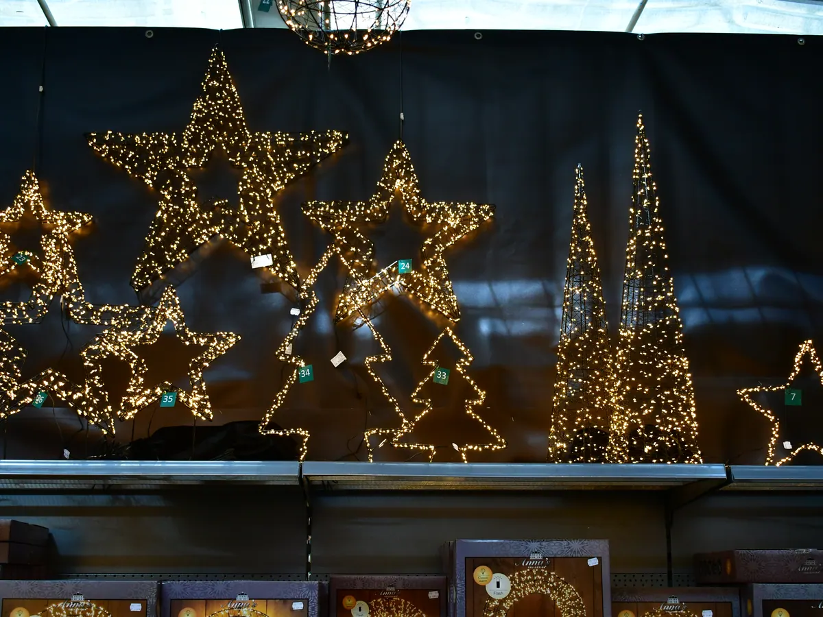 Leuchtende Sterne und Lichterbäume im Weihnachtsbazar