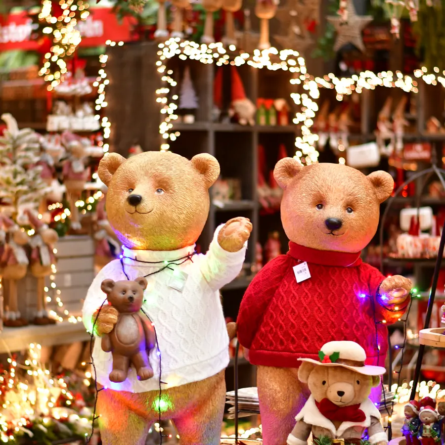 Teddybär-Figuren zwischen Weihnachtsdeko