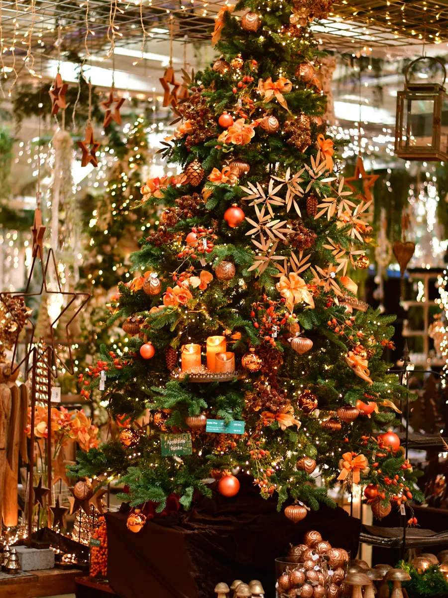 Themenbaum in Gold und Orange im Weihnachtsbazar