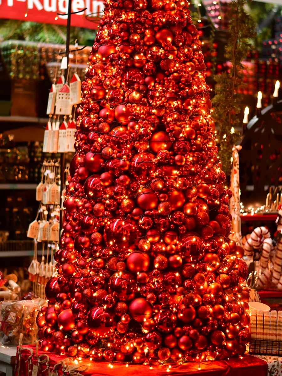 Themenbaum in Rot mit Kugeln und Schmuck im Weihnachtsbazar