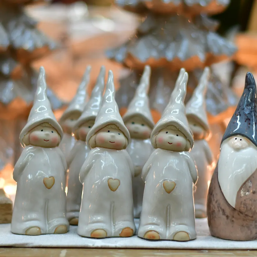 Reihe weißer Wichtel-Figuren aus Keramik