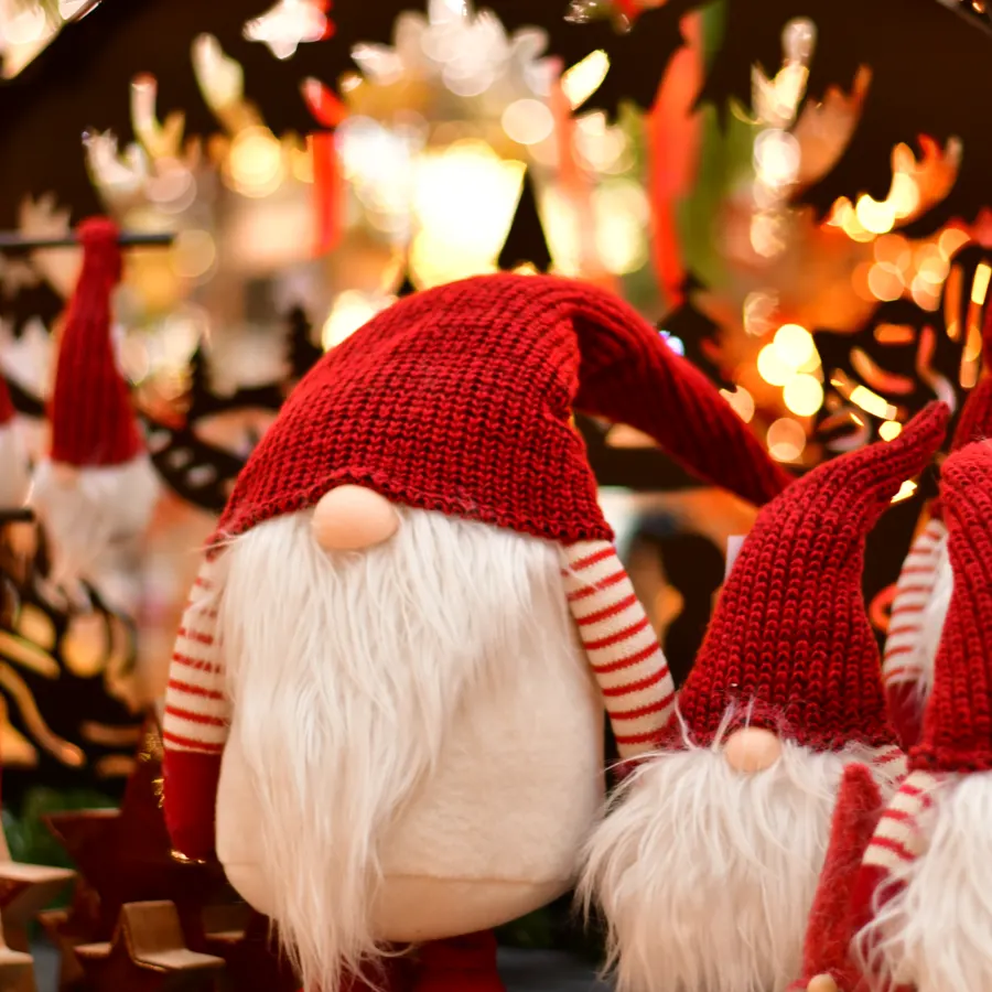Rote Weihnachtswichtel mit Mützen im Weihnachtsbazar