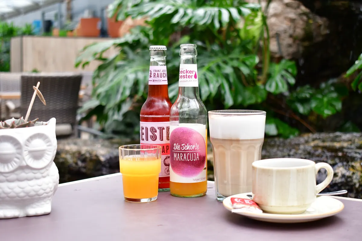 Milchkaffee und kalte Getränke im Palmencafé