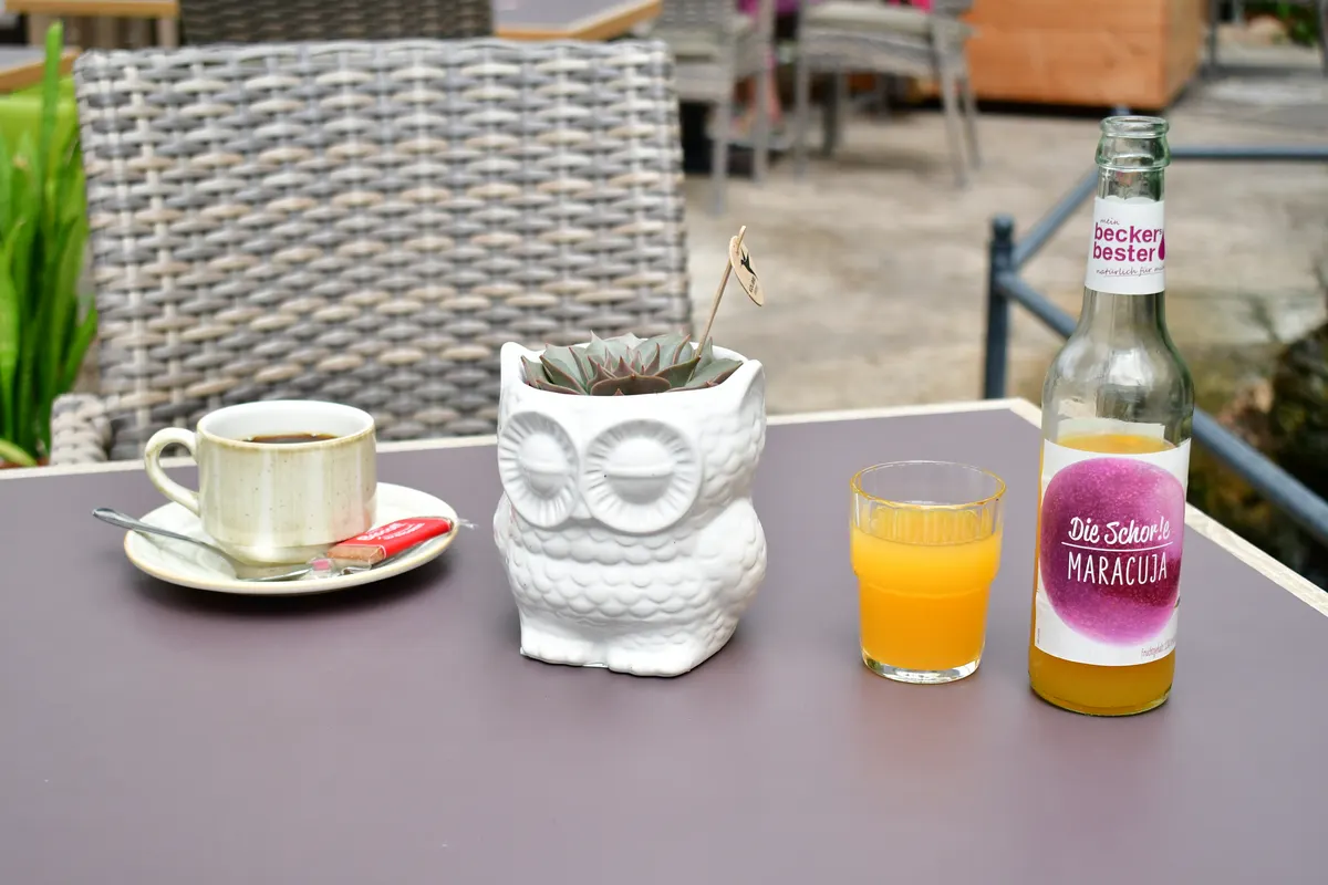 Kaffee und Saft auf einem Tisch im Palmencafé