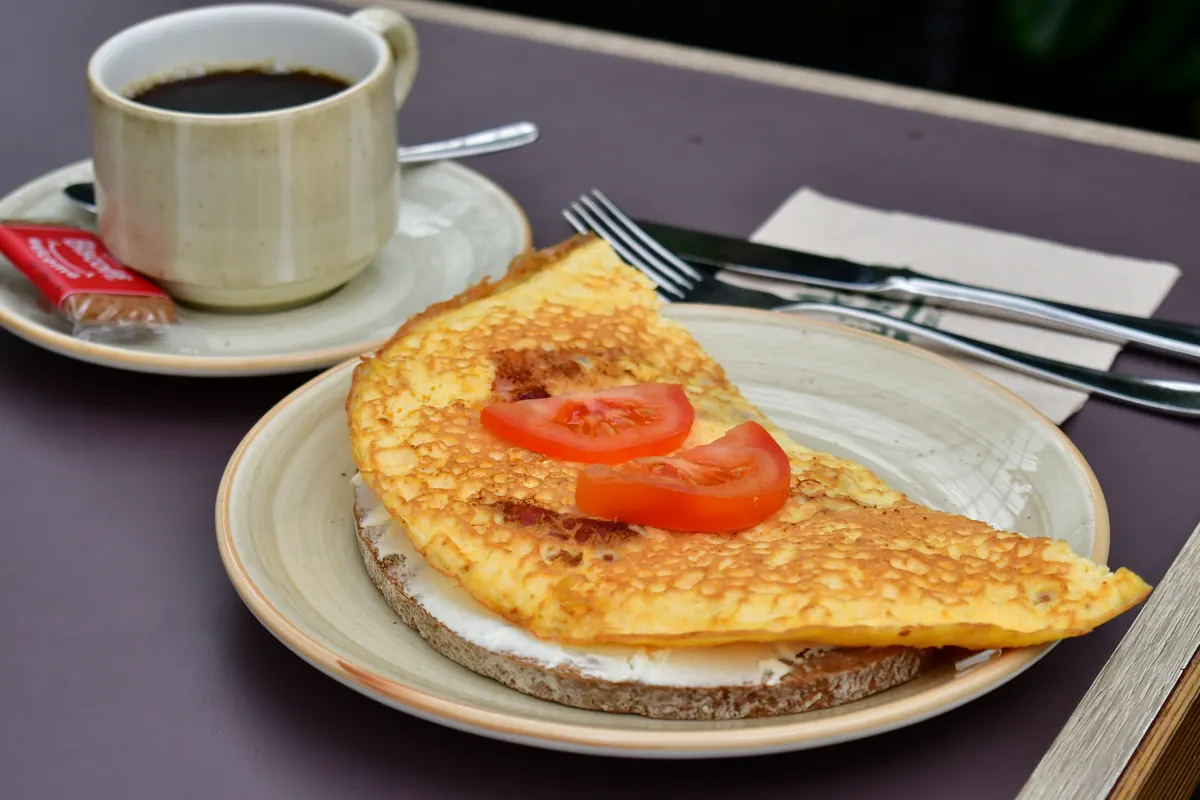 Omelett mit Tomate im Palmencafé