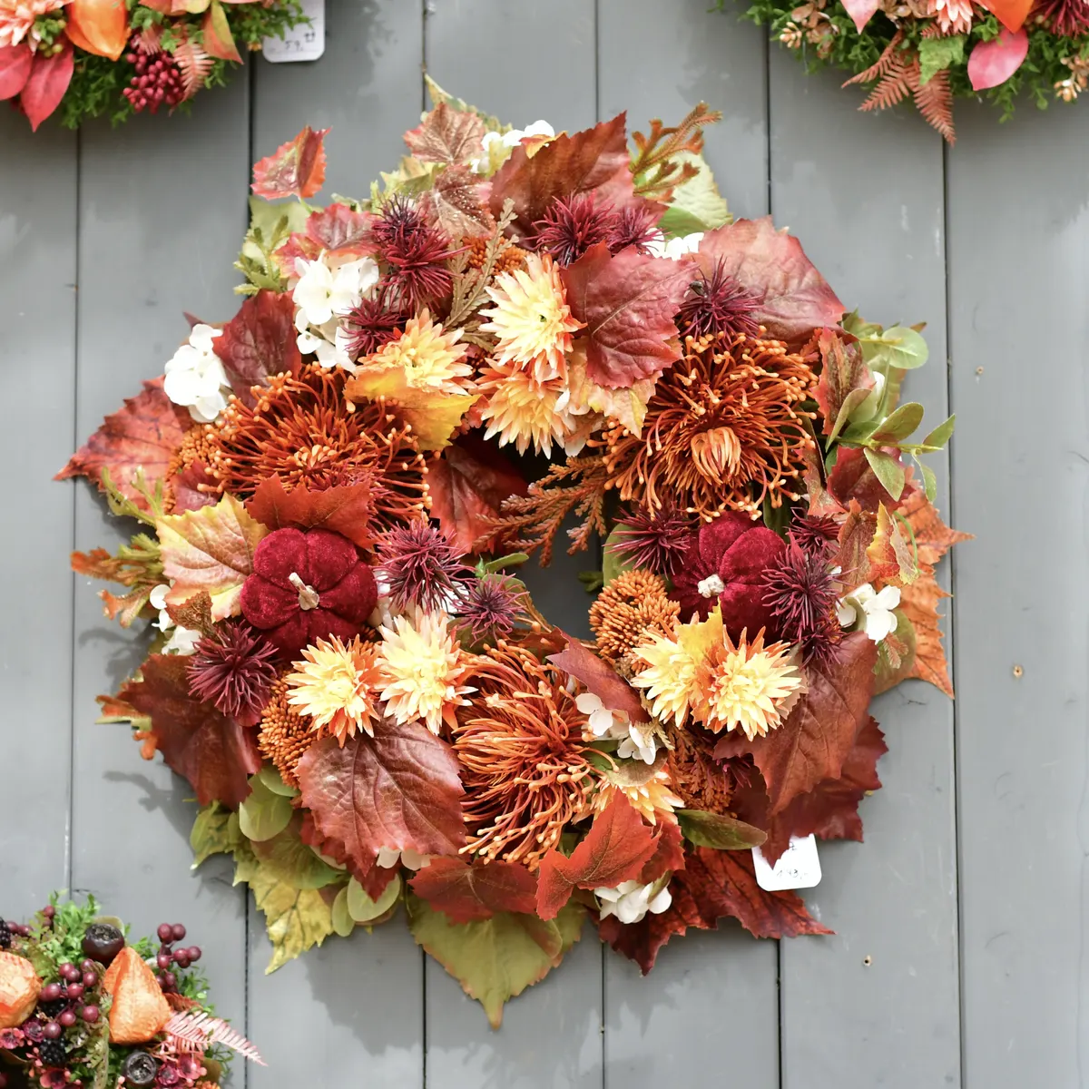 Herbstlicher Kranz mit bunten Blüten