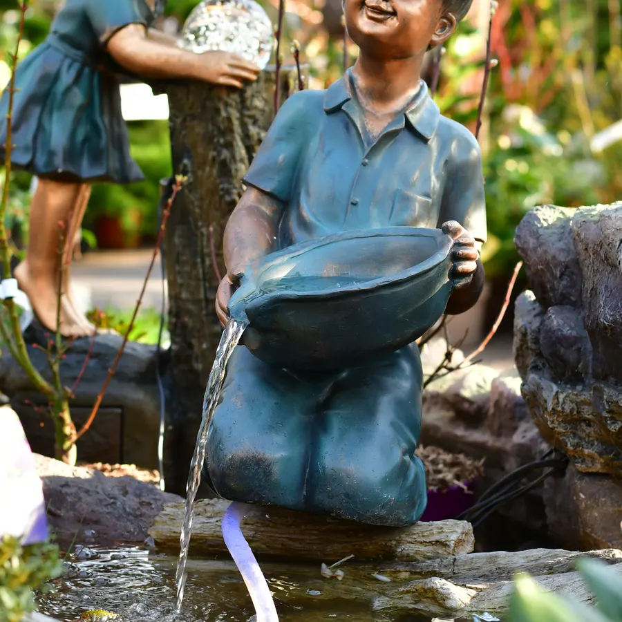 Brunnenfigur eines Kindes mit Schale