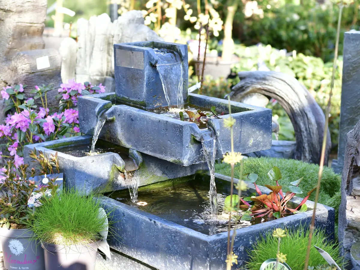 Gartenbrunnen aus Stein mit mehreren Becken