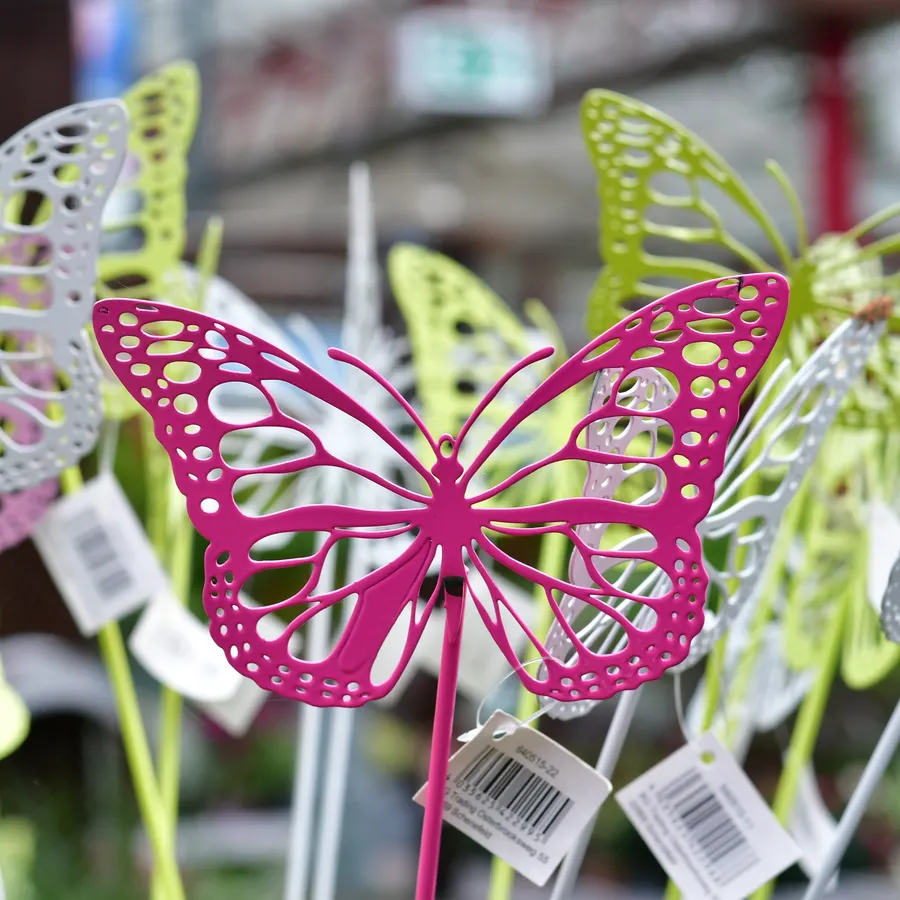 Gartenstecker in Schmetterlingsform in Pink und Grün