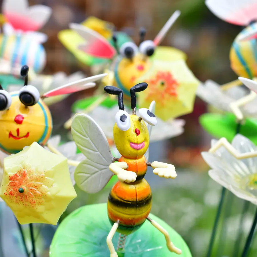 Bunte Gartenstecker mit Bienenfigur