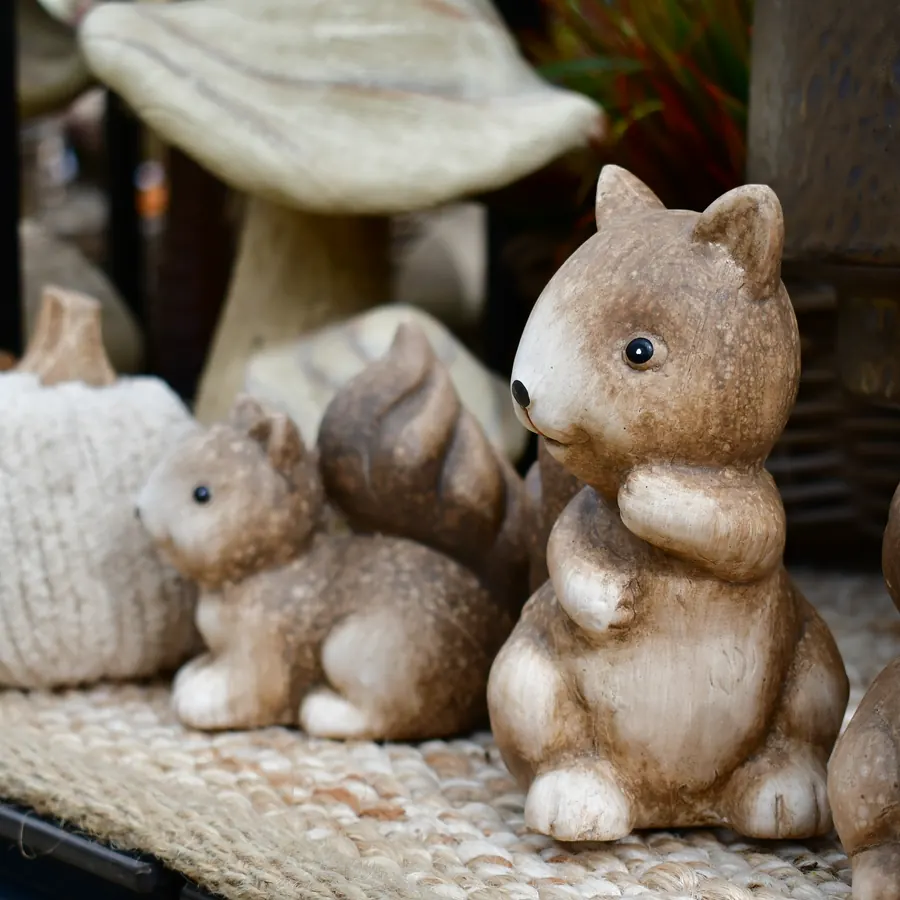 Eichhörnchen-Figuren neben einem Deko-Pilz in der Boutique