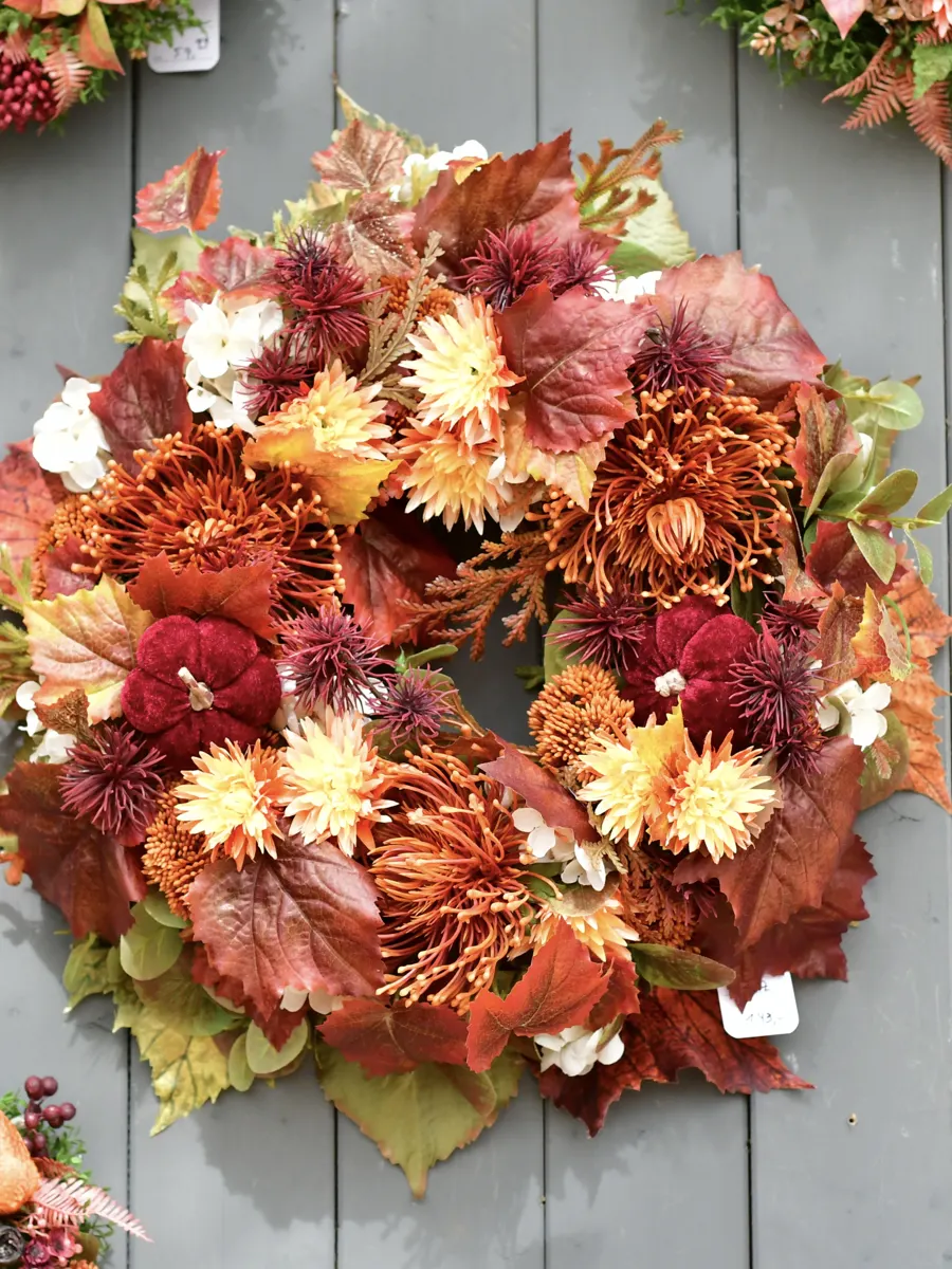 Kranz in Kupfer- und Brauntönen mit Chrysanthemen-Blüten