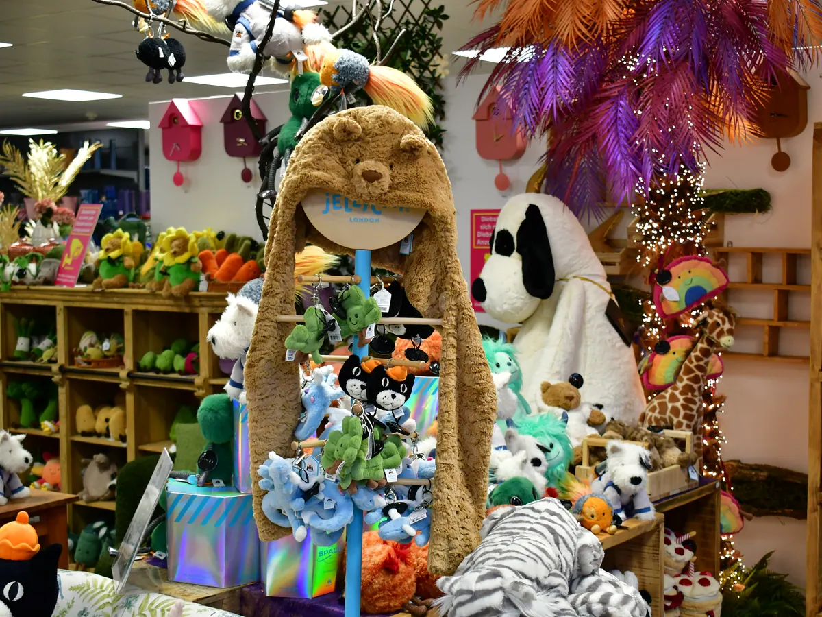 Regal mit Jellycat-Figuren und kleinen Anhängern