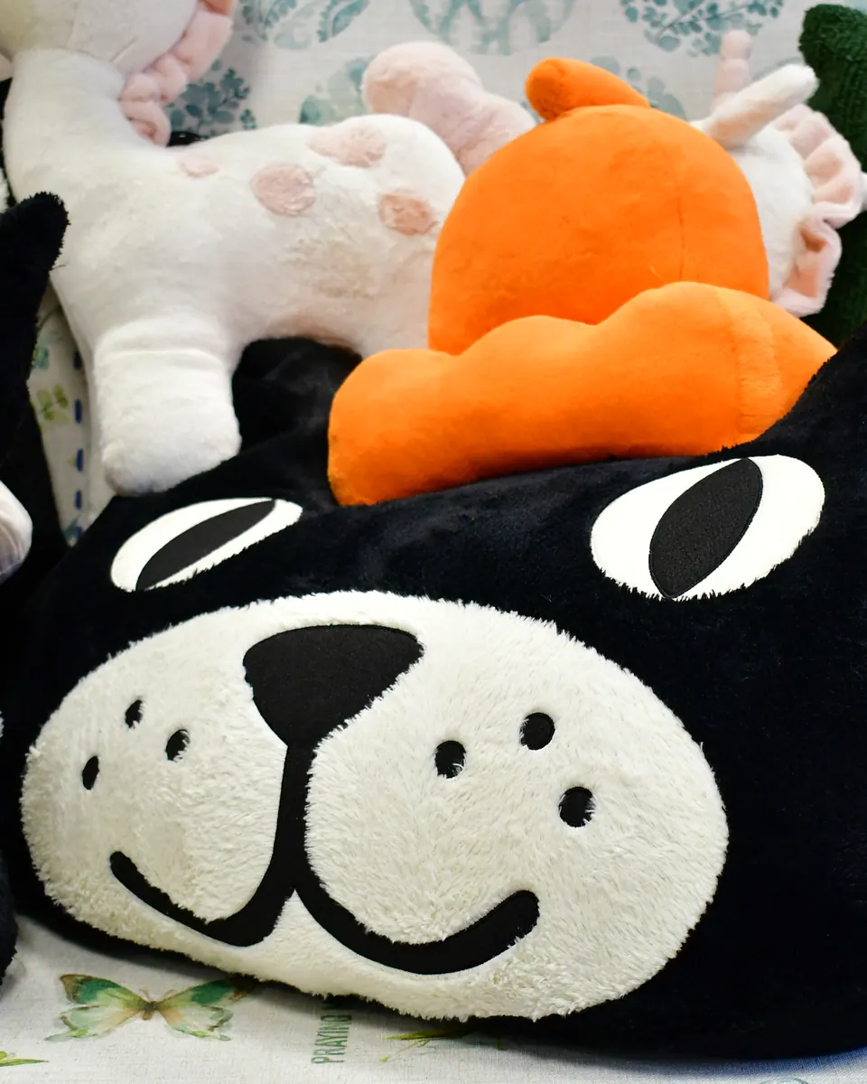 Großes schwarz-weißes Katzen-Kissen von Jellycat mit oranger Mütze