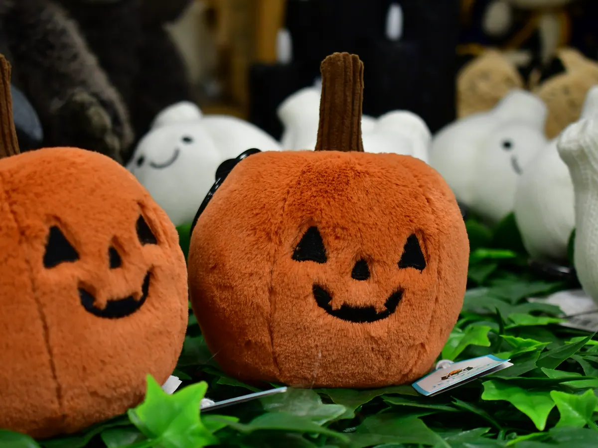 Zwei lächelnde Kürbis-Kuscheltiere von Jellycat