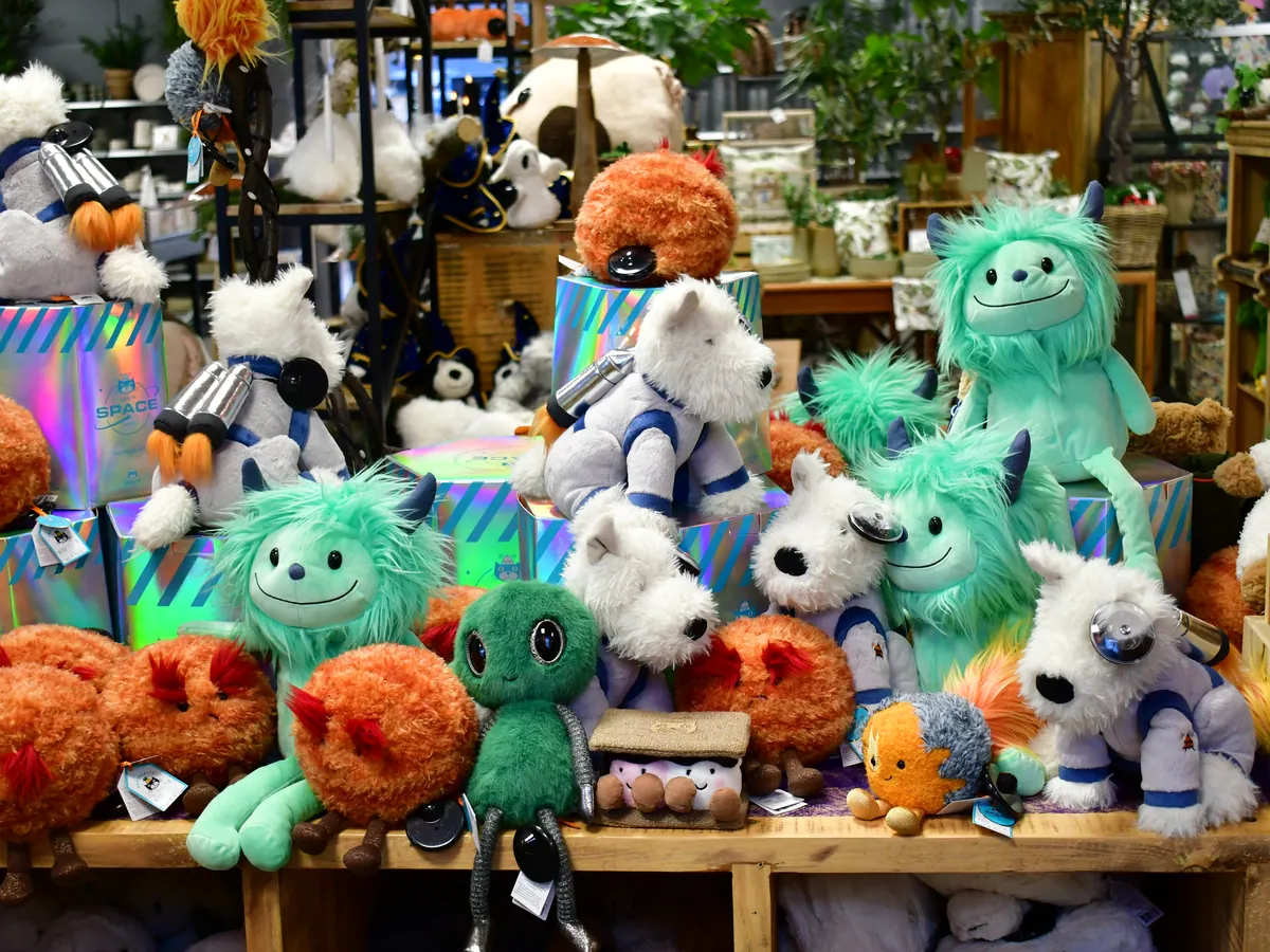 Präsentationstisch mit vielen bunten Jellycat-Figuren