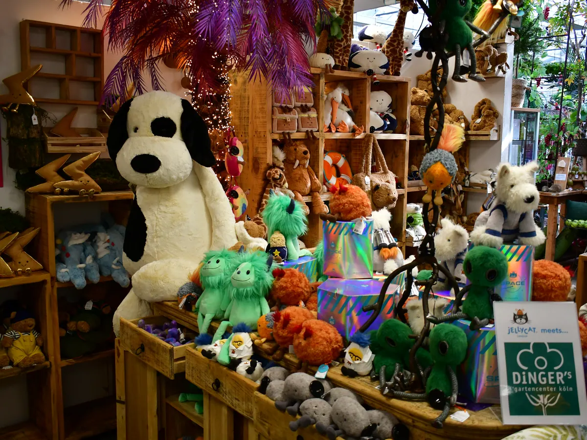 Bunte Figuren in Grün, Orange und Weiß auf einem Präsentationstisch