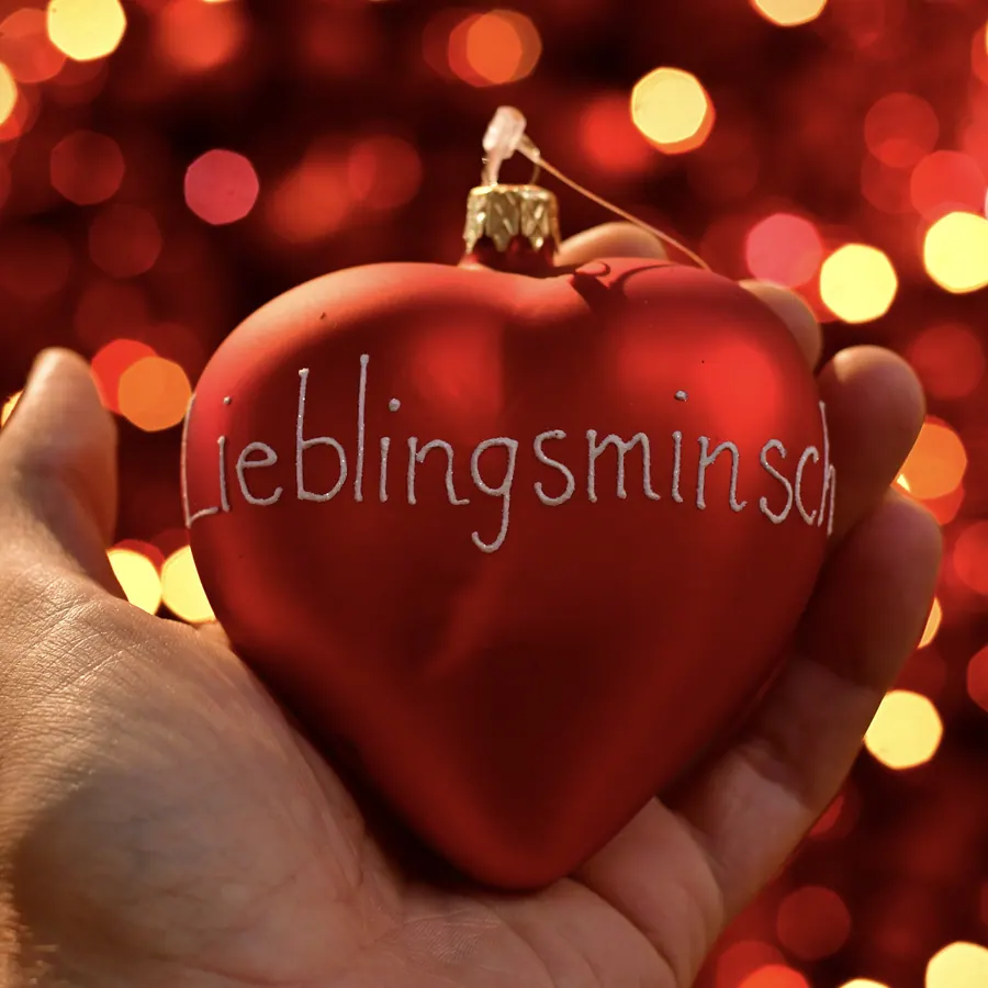 Rotes Kugelherz mit der Aufschrift Lieblingsminsch in einer Hand