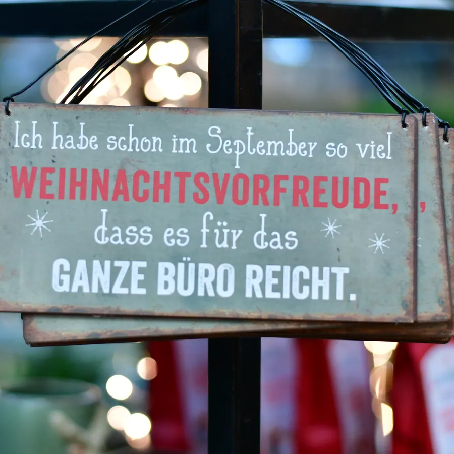 Deko-Schild mit Spruch über Weihnachtsvorfreude