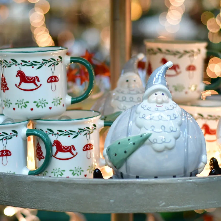 Weihnachtstassen mit Schaukelpferd-Motiv