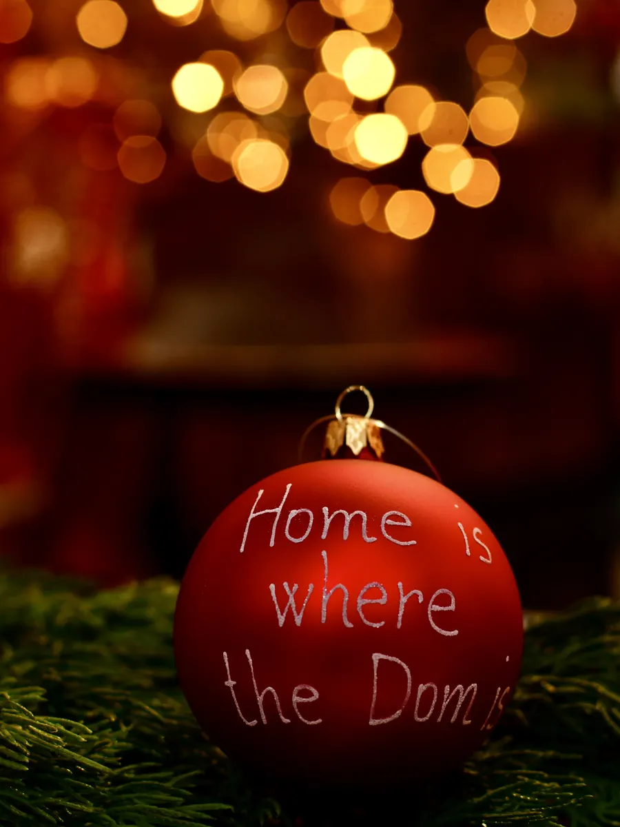 Rote Weihnachtskugel mit der Aufschrift Home is where the Dom is