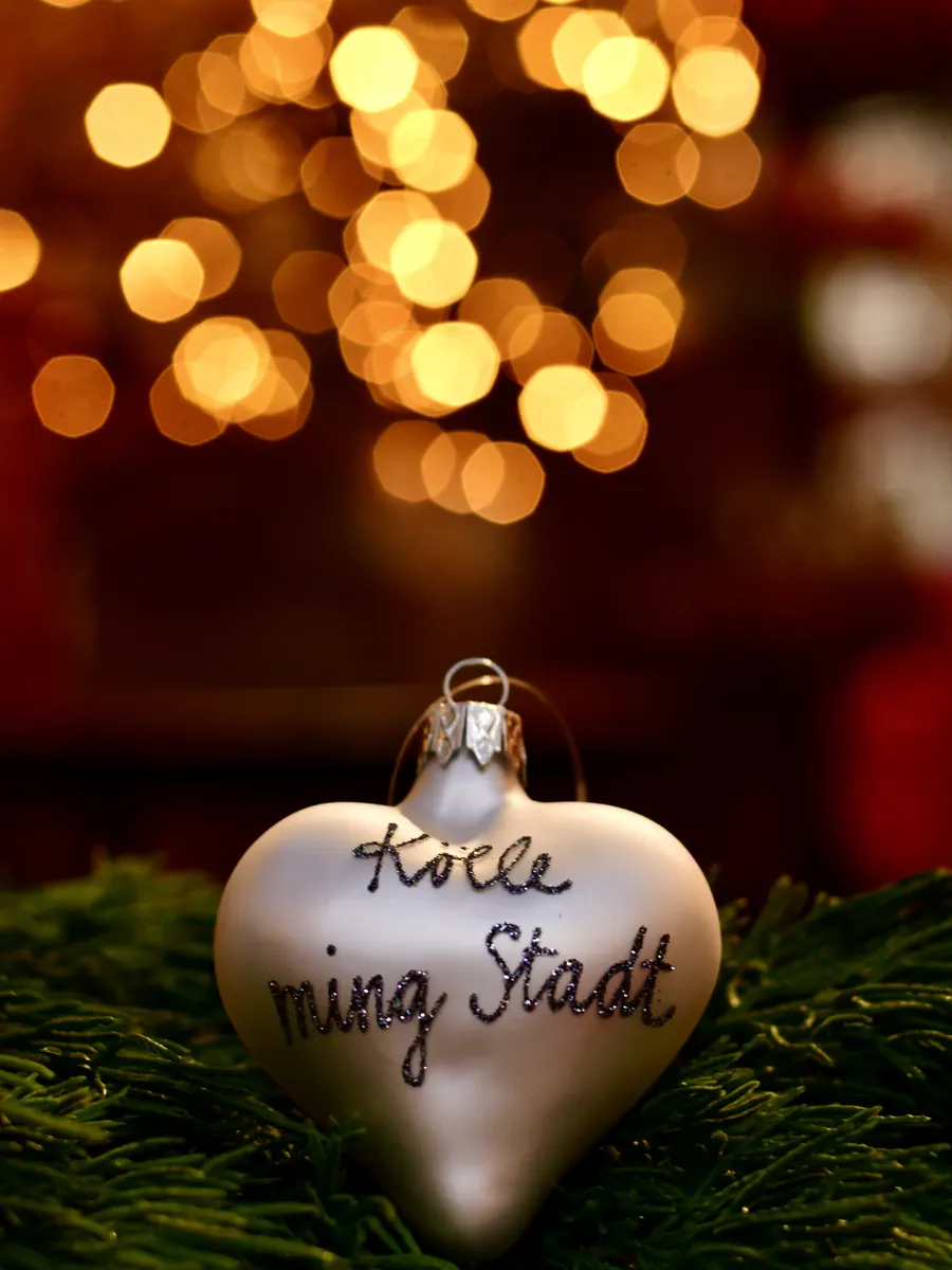 Weißes Kugelherz mit der Aufschrift Kölle ming Stadt