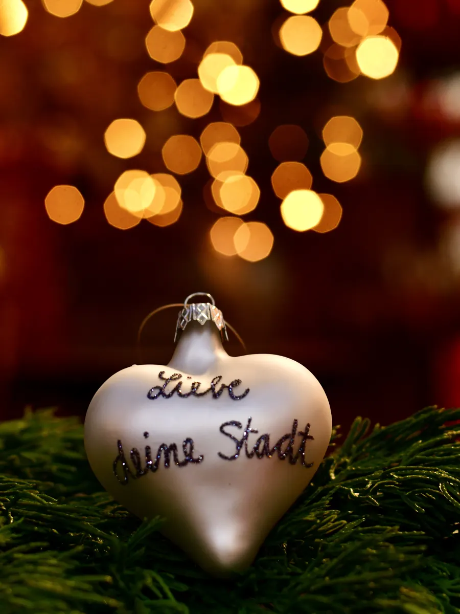 Weißes Kugelherz mit der Aufschrift Liebe deine Stadt