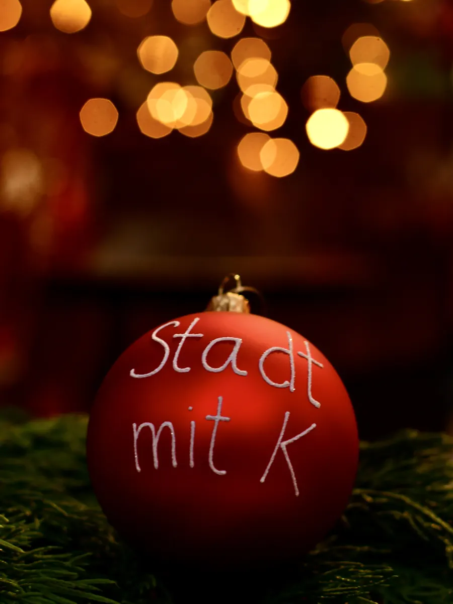 Rote Weihnachtskugel mit der Aufschrift Stadt mit K